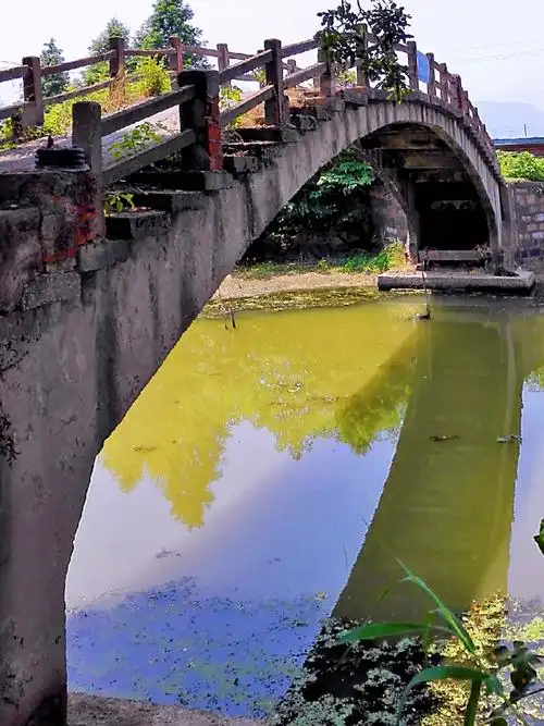 村东有座水泥拱桥.