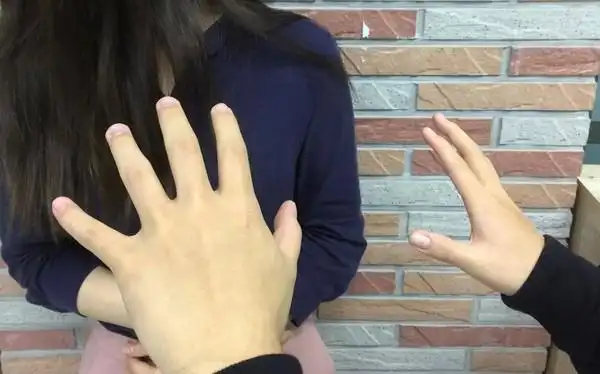 抓胸,揉奶,性骚扰,猥亵,变态示意图.(图/记者蔡绍坚摄)