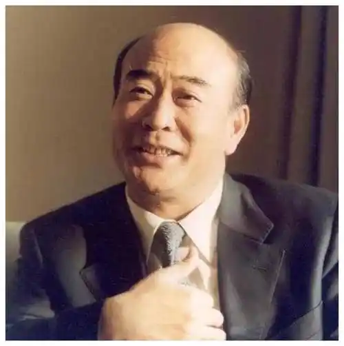 建国后首个亿万富翁,50年前揣200元闯荡上海,80年代便身价上亿