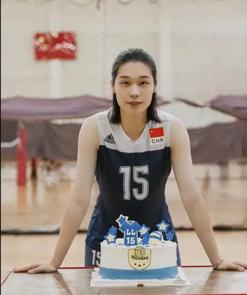 泪目女排自由人林莉宣布退役入职福建工程学院惠若琪林老师好