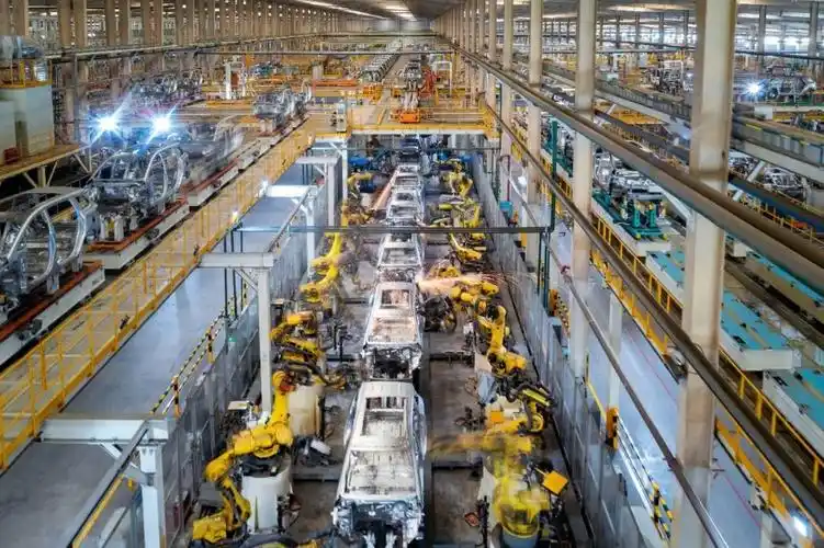 比亚迪智能制造生产车间.