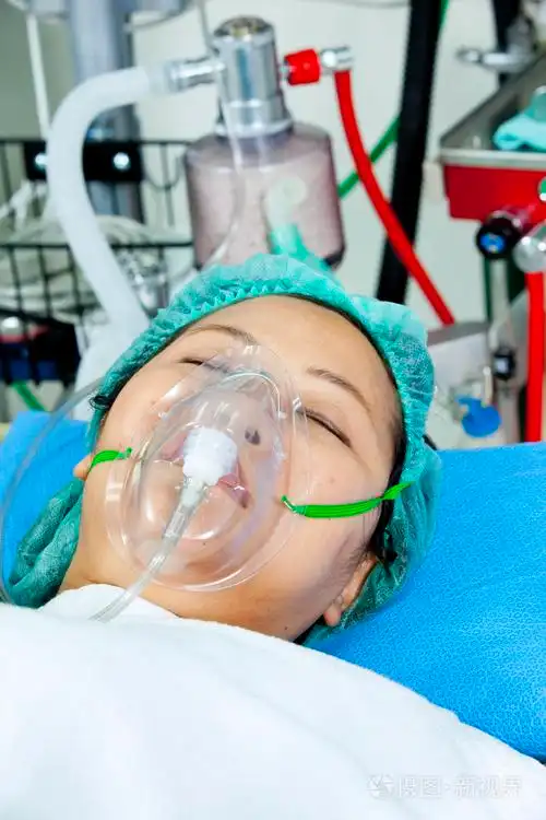 女人在医院中的病人接收人工通气的肖像