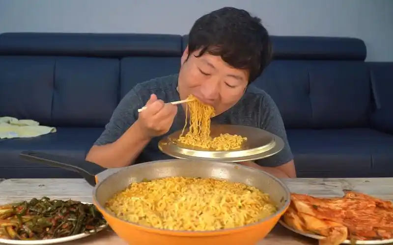 【大吃一斤 - 兴森一家人】 - 4包辛辣面 3个蛋 小香葱 泡菜 - 傻儿子