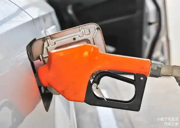 为什么汽车油箱盖分左右不仅加油更快还能保证安全