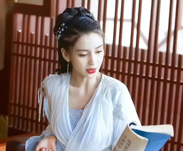 杨颖的古装造型又出圈了!34岁堪比20岁!颜值真的顶!_汉服_传统_设计的