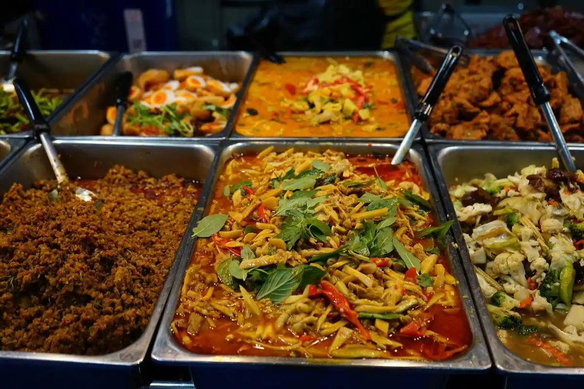 大姐卖10元盒饭35道菜随便吃!