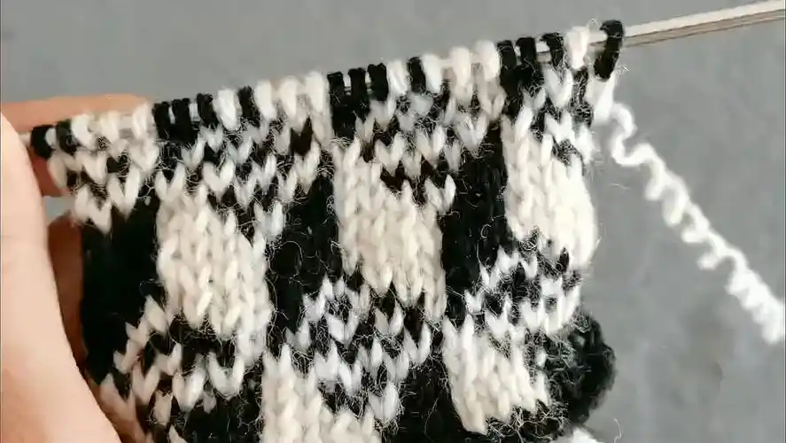 有三维立体效果的棒针双色菱形花织毛衣超赞