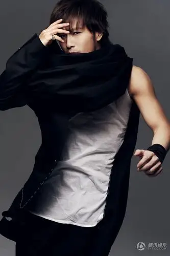 许绍洋黑白时尚写真曝光 华丽转身演绎喜剧电影