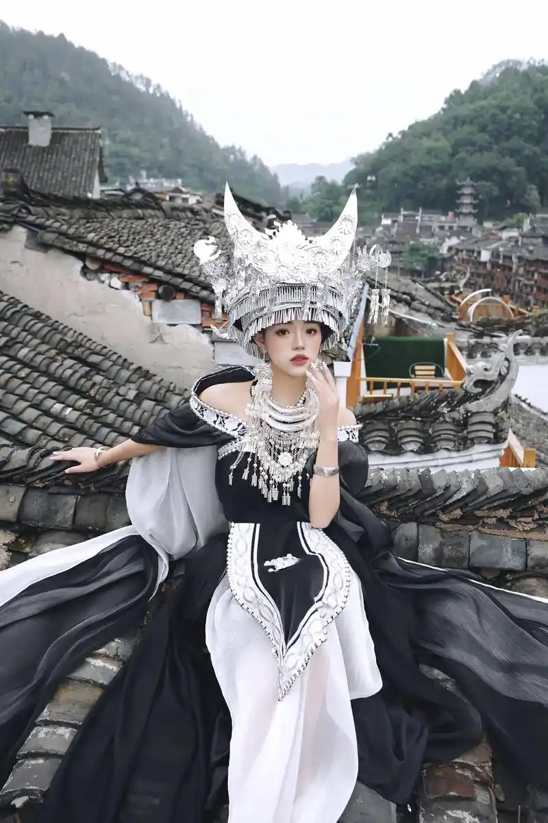 苗族大祭司.#凤凰古城 #民族风 #旅拍 #写真 #民族服饰 - 抖音