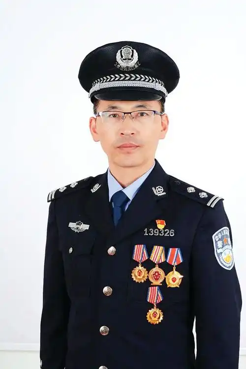 全国特级优秀人民警察惠新派出所副所长周究伟扎根基层为企业群众排忧