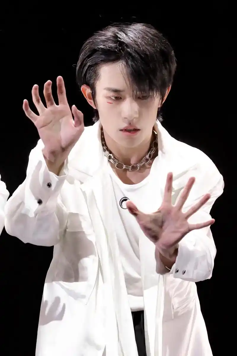 白色的玺玺,你想念舞台的#易烊千玺 了吗#易烊千玺玊尔演唱会 - 抖音