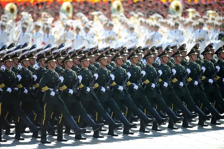 国庆大阅兵开始 各支队伍整齐划一接受检阅[组图]