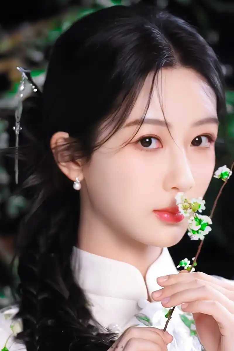 杨紫提醒主持人牙齿上有口红印# 她会趁画画的机会在画纸上写下提醒