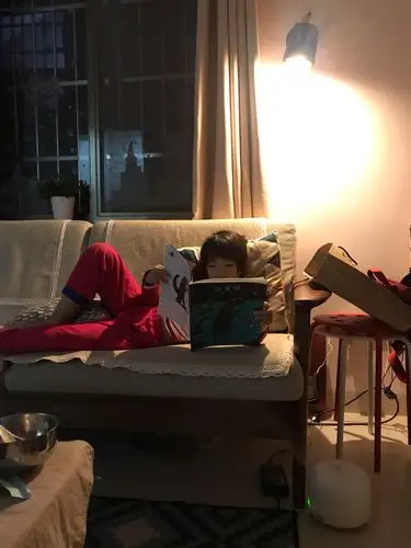 晚上我还爱听着轻音乐,开着香薰,在聚光灯下看书,舒服极了.