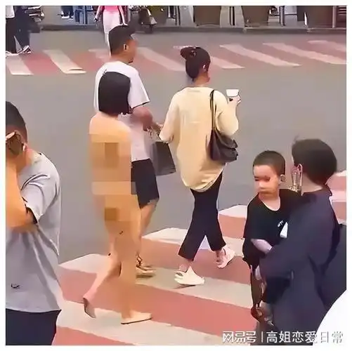 有伤风化:长沙街头一年轻女子不穿衣服逛大街,只是为了报复男友