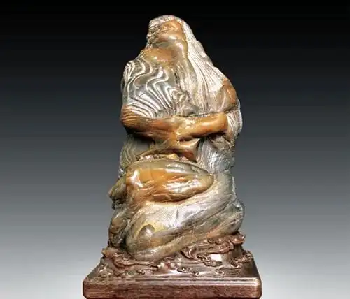 余以为,赏人物造型石,贵在轮廓和神韵(以廓辨人,以韵定魂),且不可拘泥