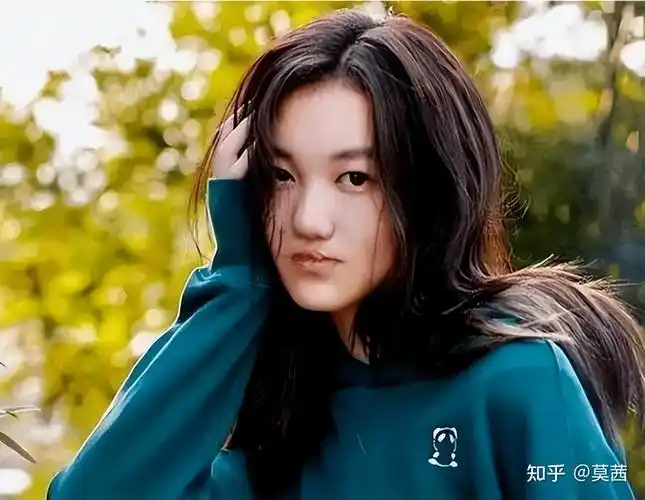 李嫣参加聚会模样大变穿皮草出镜太像王菲嘴唇伤疤已完全消失