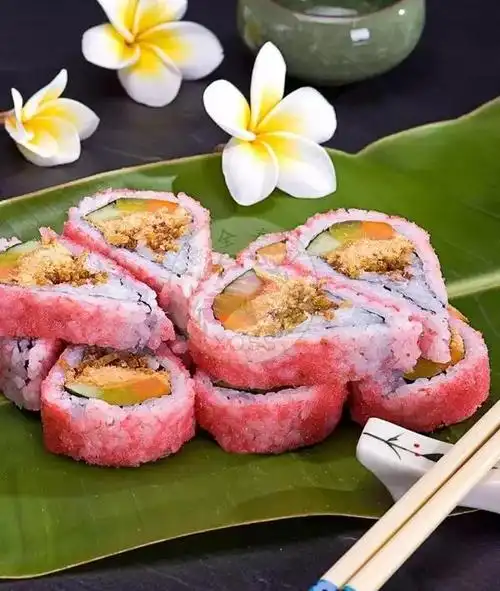 樱花之恋是以寿司饭,樱花粉,大根,牛蒡,胡萝卜,黄瓜等原料制作而成