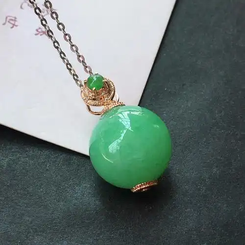 18k金伴钻镶嵌翡翠满绿圆珠吊坠,种水好玉质细腻温润,颜色漂亮,佩戴