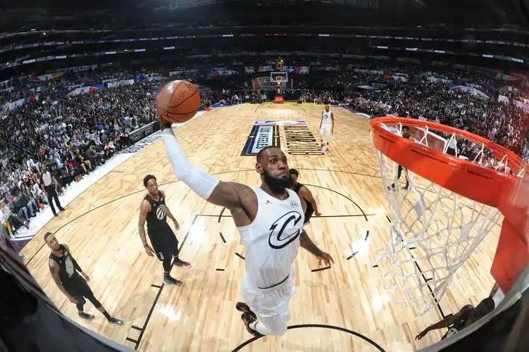 很快詹姆斯就在反击中前场拿球直接将球往地上用力一砸,篮球反弹起来