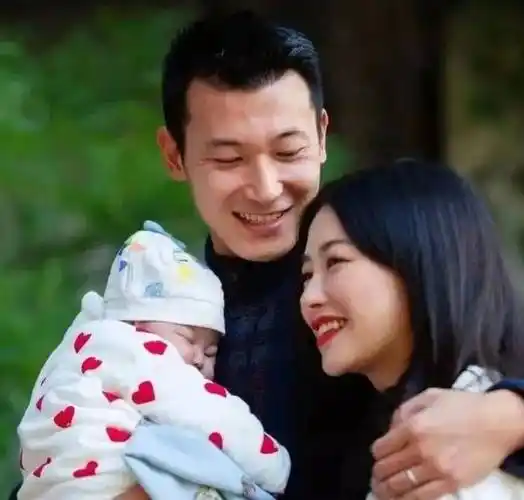 朱珠陪老公三亚过生日,海滩晚餐浪漫十足,一家三口好幸福_王昀佳_母亲