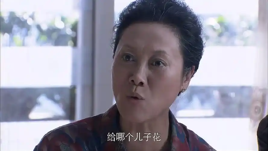 妯娌婆婆偏心给小儿子十万元怒骂众人我的钱爱给谁就给谁