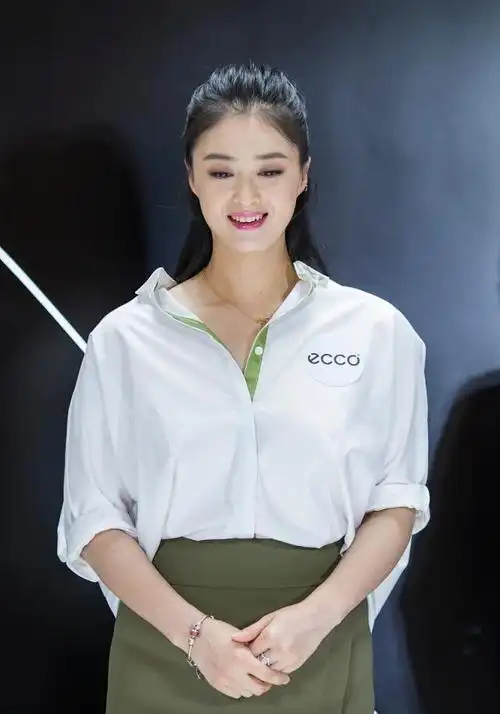 原创蒋欣瘦可真美白衬衣解开三枚扣香肩锁骨性感又撩人