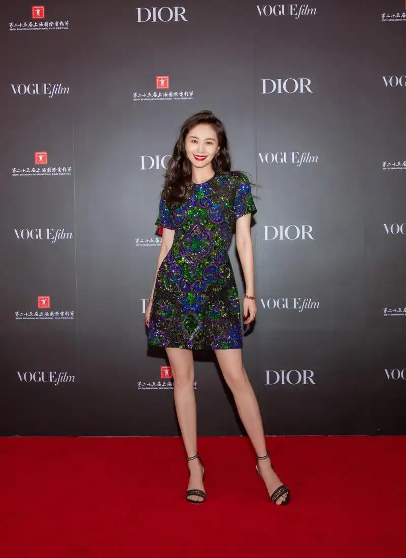 王子文 风情万种 [鲜花]#王子文卷发红唇