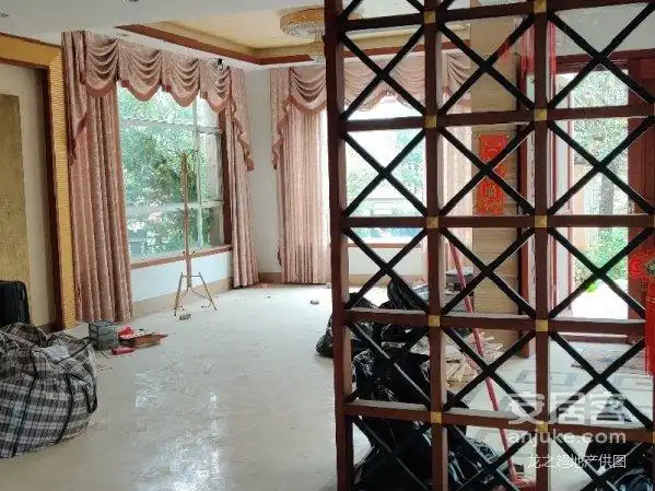 顺峰山旁,湖景花苑,独立别墅,占地250方,1150万