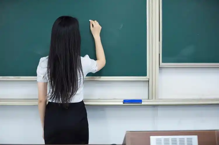 校园老师上课讲课图片