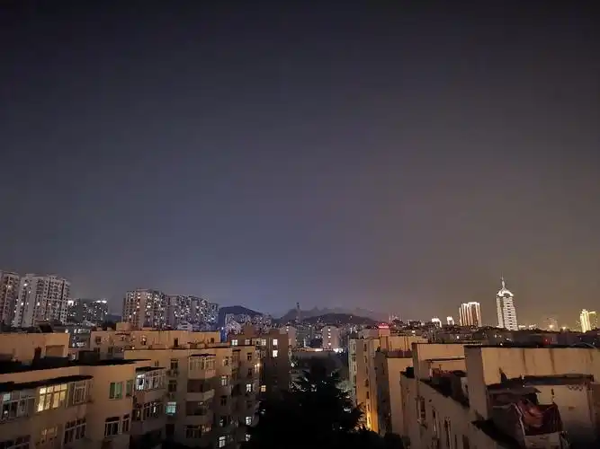 这是我今晚上站在楼顶天台拍的图.