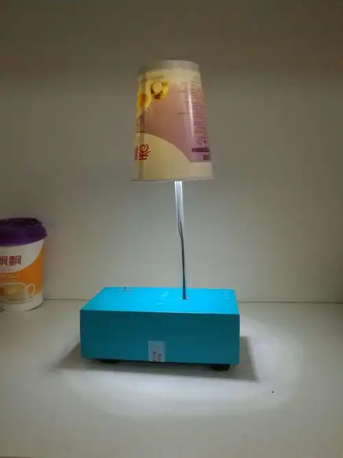 我和爸爸利用家里的废弃物做了一盏台灯,是不是还不错?