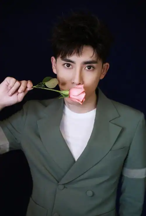 男艺人张睿帅气儒雅养眼时尚写真