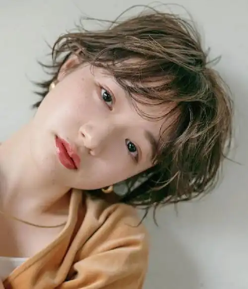 头发自来卷女生也适合的短发,空气感的烫发和自然棕染发的组合,轻奢感