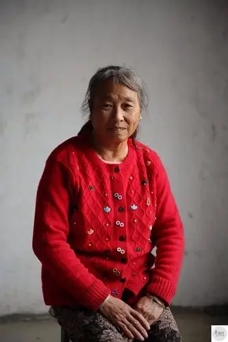 农村老人肖像,70岁仍是家里"顶梁柱"