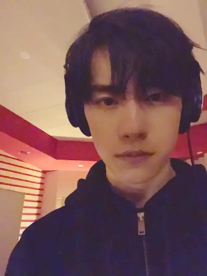 520,易烊千玺工作室晒出千玺的自拍,没有梨涡,你可喜欢?