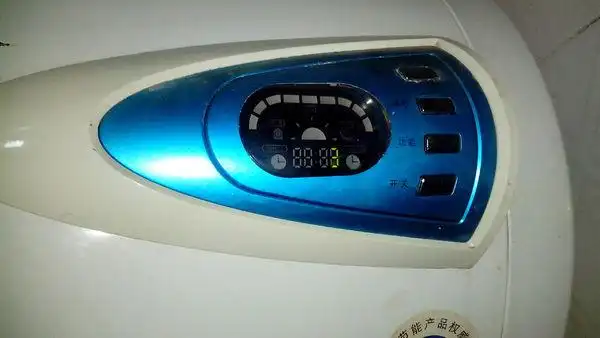 海尔a5热水器  有液晶屏  通上电之后屏上只显示个"3"