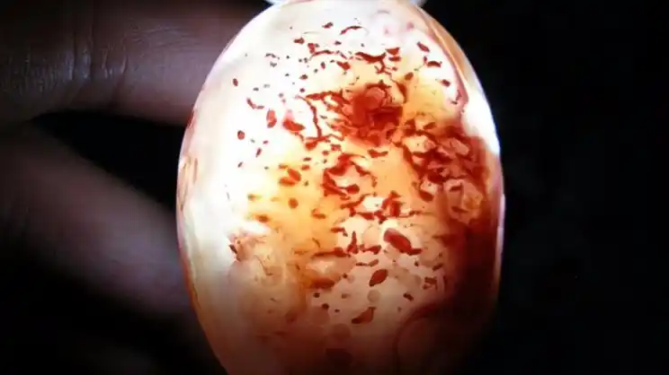 灯光下玛瑙怎么分真假?灯光下真玛瑙的纹路?