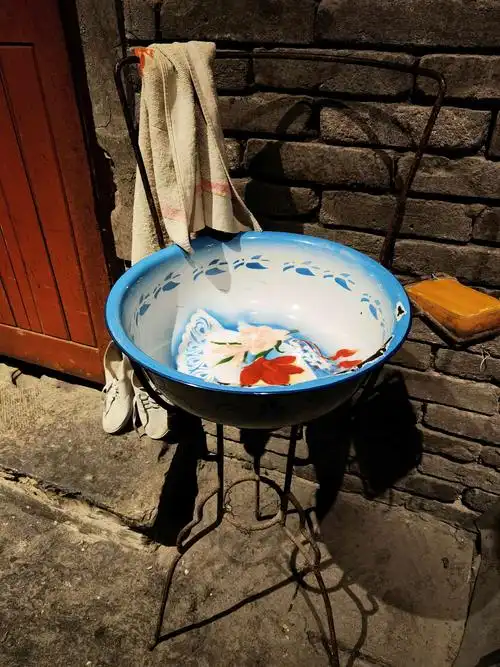 搪瓷脸盆放在钢筋制作的架子上,熟悉吧?