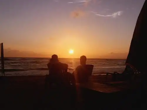 两个看落日的游人