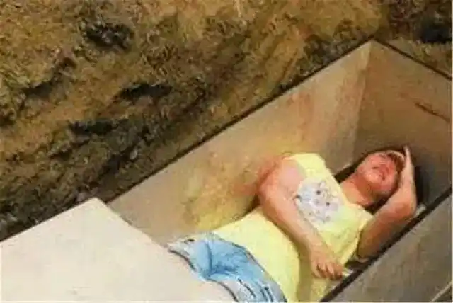 古墓现女尸全身一丝不挂现场触目惊心怎料一片美甲成破案关键