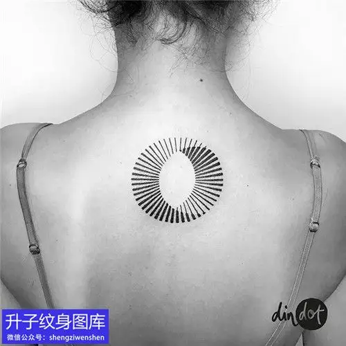 美女后背几何圆形纹身图案