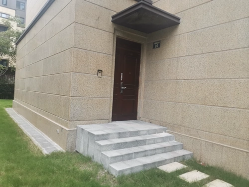 边套户型只有台阶入户,没有无障碍通道.(方琴 摄)