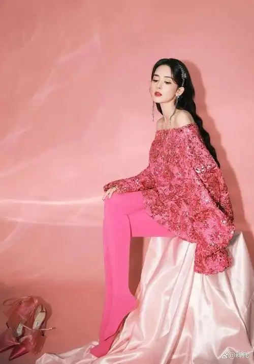 娜扎穿粉色抹胸上衣露香肩!又纯又欲美得让人窒息