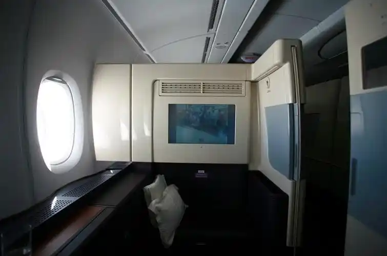 头等舱上座率低,最后我坐到靠边的座位去拍飞机降落了.