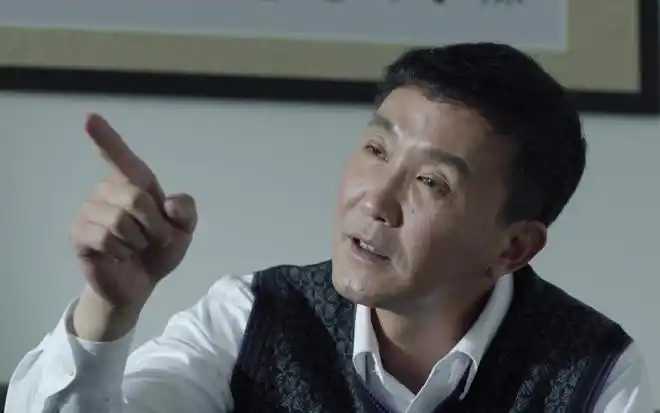 年,孙红雷主演的经典谍战电视剧《潜伏》,吴刚饰演情报处处长陆桥山