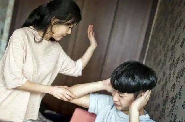 从小被妈妈打大的孩子和被爸爸打大的,有什么区别?