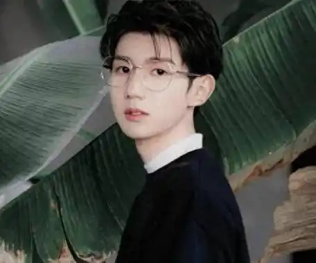 据悉,由于王源和欧阳娜娜年龄相仿,都在国外学校读书,两人曾多次被传