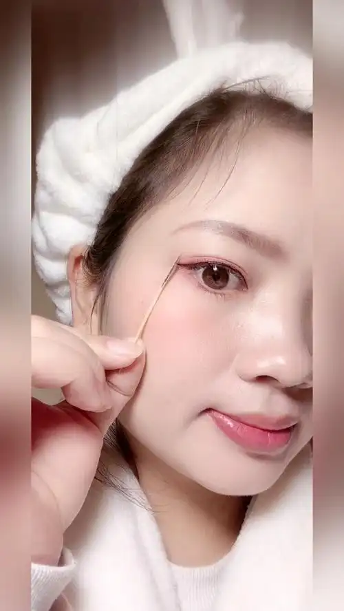 牙签化眼线,除了怕戳掉眼睛其他没毛病