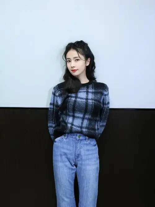 白鹿库存拍摄花絮照～ 身穿蓝格子上衣,牛仔裤的鹿鹿……_高清图集